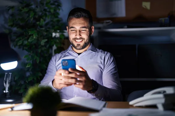 Junger Hispanischer Geschäftsmann Macht Mit Smartphone Überstunden Büro — Stockfoto