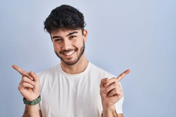 Hombre Hispano Con Barba Pie Sobre Fondo Blanco Sonriendo Confiado — Foto de Stock