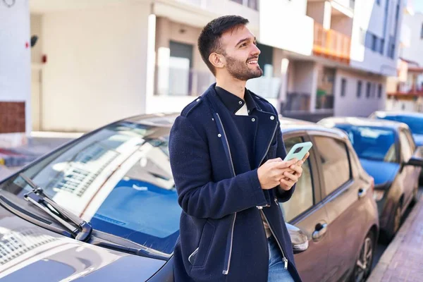 Young Hispanic Man Using Smartphone Leaning Car Street — Fotografia de Stock