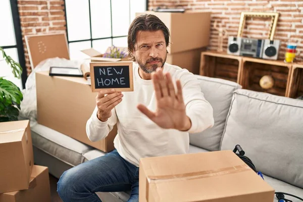 Knappe Middelbare Leeftijd Man Die Schoolbord Met Nieuwe Home Text — Stockfoto