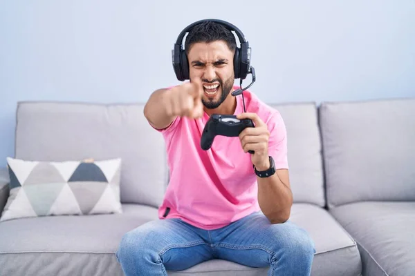Hispanischer Junger Mann Der Videospiel Spielt Und Controller Hält Sitzt — Stockfoto