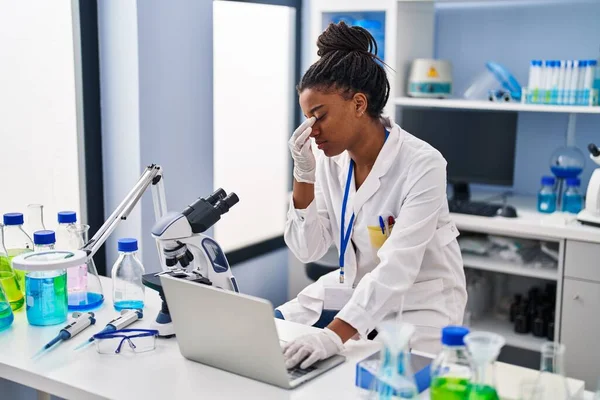 アフリカ系アメリカ人女性科学者は研究室でノートパソコンを使って — ストック写真