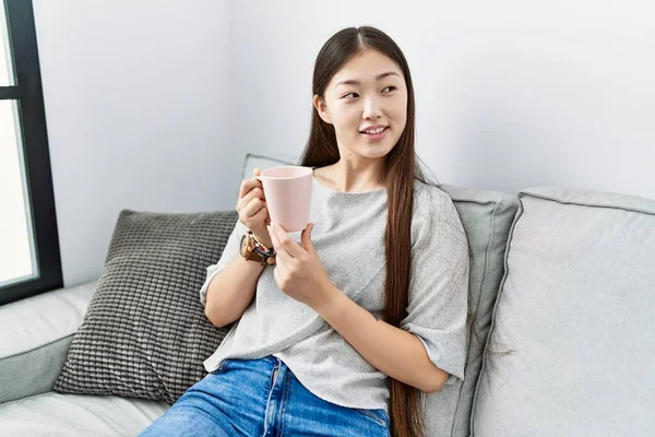 Joven Mujer Asiática Bebiendo Taza Café Sentado Sofá Sala Estar —  Fotos de Stock