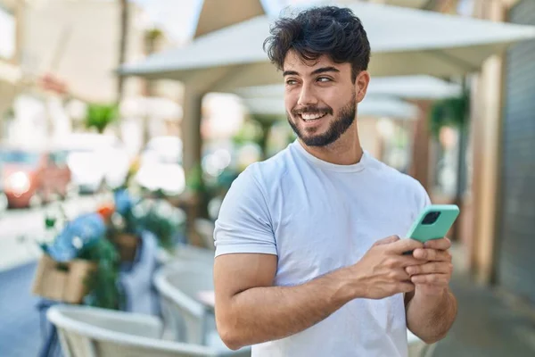 Ung Latinamerikansk Man Ler Säker Med Hjälp Smartphone Gatan — Stockfoto