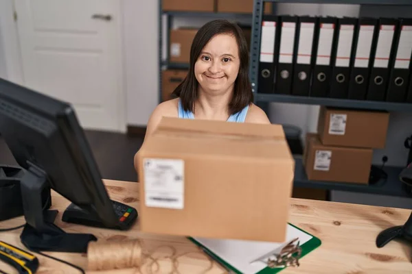 Sendromlu Kadın Ecommerce Işçisi Ofiste Paket Siparişi Tutuyor — Stok fotoğraf