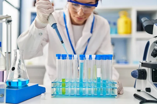 Young Hispanic Woman Wearing Scientist Uniform Using Pipette Laboratory — Stock Photo, Image