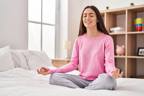 Joven Hermosa Mujer Hispana Haciendo Ejercicio Yoga Sentada Cama Dormitorio — Foto de Stock