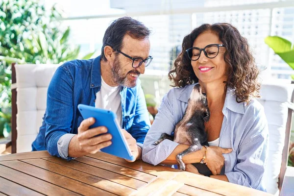 Casal Hispânico Meia Idade Usando Touchpad Sentado Mesa Com Cão — Fotografia de Stock