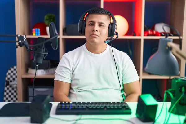 Jovem Hispânico Jogando Videogames Relaxado Com Expressão Séria Rosto Simples — Fotografia de Stock