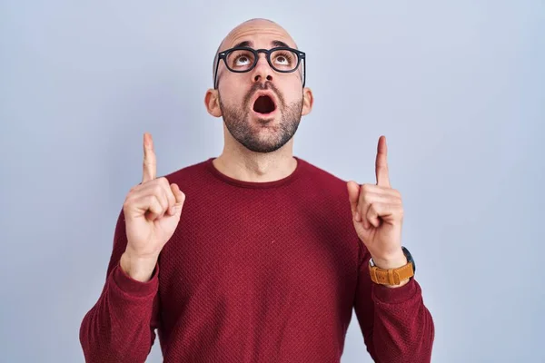 Jovem Careca Com Barba Sobre Fundo Branco Usando Óculos Espantados — Fotografia de Stock