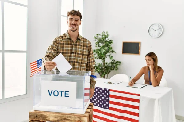 Молодой Американский Избиратель Кладет Голоса Урну Голосования Коллегии Выборщиков — стоковое фото