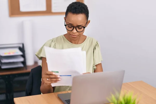 Afroamerykanka Kobieta Biznes Pracownik Pomocą Laptopa Czytania Dokumentu Biurze — Zdjęcie stockowe