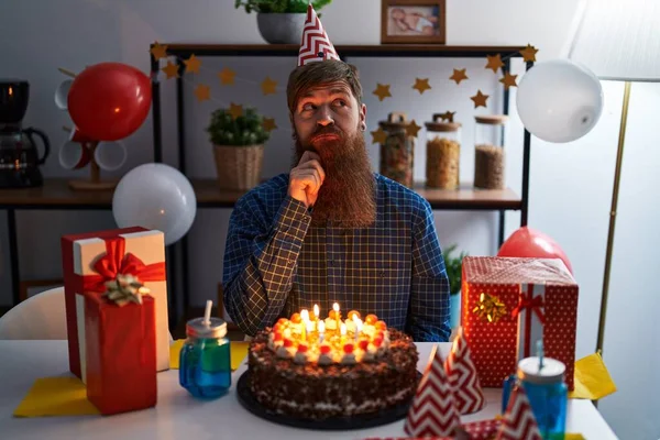 생일을 축하하는 수염을 남자는 초콜릿 케이크를 질문에 심각하게 생각하고 스러운 — 스톡 사진