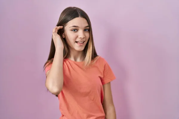 Menina Adolescente Sobre Fundo Rosa Sorrindo Com Mão Sobre Ouvido — Fotografia de Stock