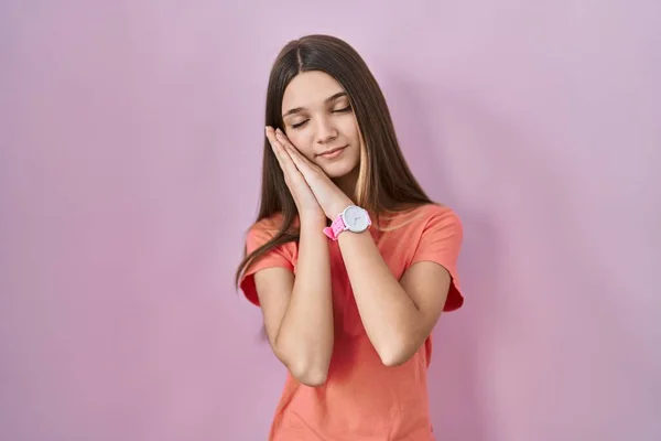 Menina Adolescente Sobre Fundo Rosa Dormindo Cansado Sonhando Posando Com — Fotografia de Stock