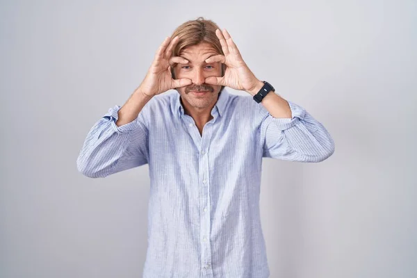 Hombre Caucásico Con Bigote Pie Sobre Fondo Blanco Tratando Abrir —  Fotos de Stock