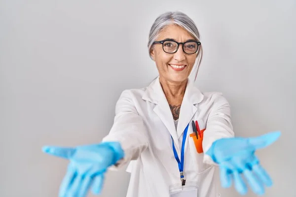 Middelbare Leeftijd Vrouw Met Grijs Haar Dragen Wetenschapper Badjas Kijken — Stockfoto