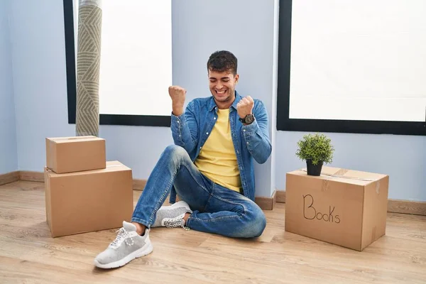 Genç Spanyol Adam Yeni Evinde Yerde Mutlu Heyecanlı Bir Şekilde — Stok fotoğraf