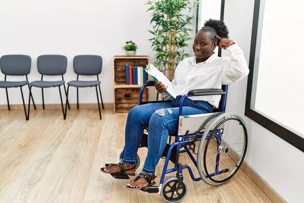 Ung Svart Kvinna Sitter Rullstol Väntrummet Och Ler Mot Huvudet — Stockfoto