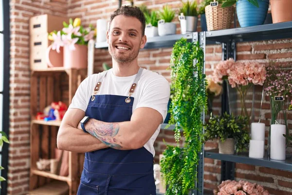 Jovem Homem Hispânico Florista Sorrindo Confiante Com Braços Cruzados Gesto — Fotografia de Stock