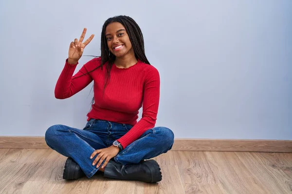 Jonge Afro Amerikaanse Met Vlechten Vloer Thuis Lachend Naar Camera — Stockfoto