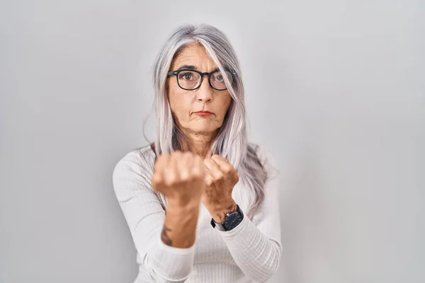 Middelbare Leeftijd Vrouw Met Grijs Haar Staan Witte Achtergrond Klaar — Stockfoto