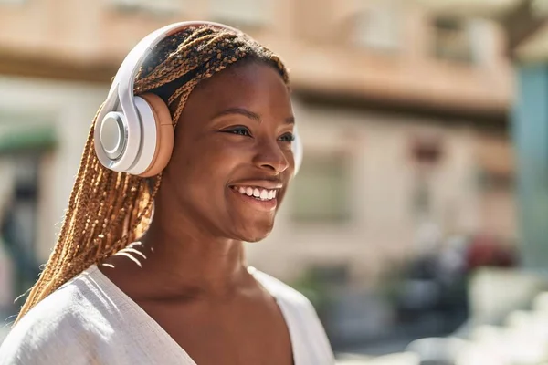 Mujer Afroamericana Escuchando Música Calle —  Fotos de Stock
