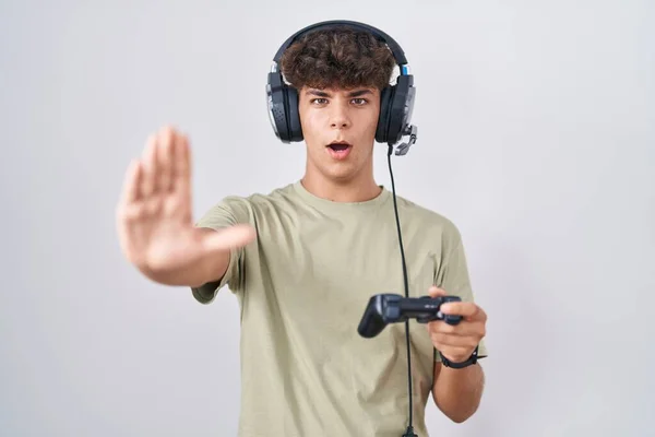 Adolescente Hispânico Jogando Controlador Videogame Segurando Fazendo Gesto Parada Com — Fotografia de Stock