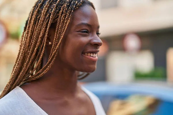 Afričanky Americká Žena Usmívá Sebevědomě Dívá Stranu Ulici — Stock fotografie