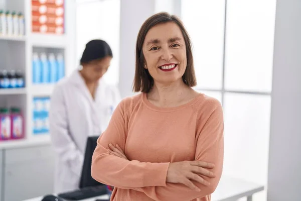 Dos Mujeres Farmacéuticas Cliente Sonriendo Confiadas Farmacia — Foto de Stock