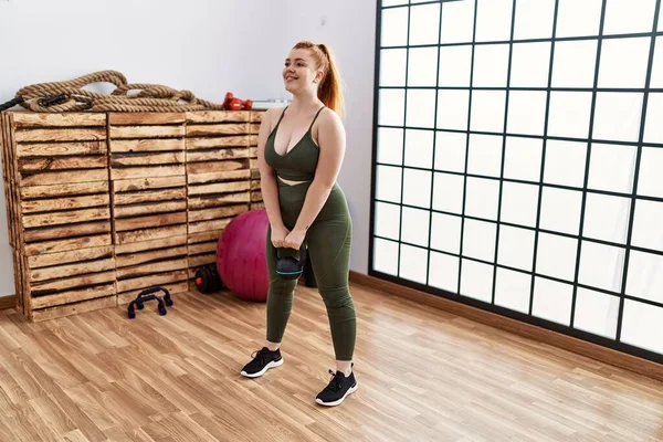 Mujer Pelirroja Joven Sonriendo Entrenamiento Seguro Con Kettlebell Centro Deportivo —  Fotos de Stock