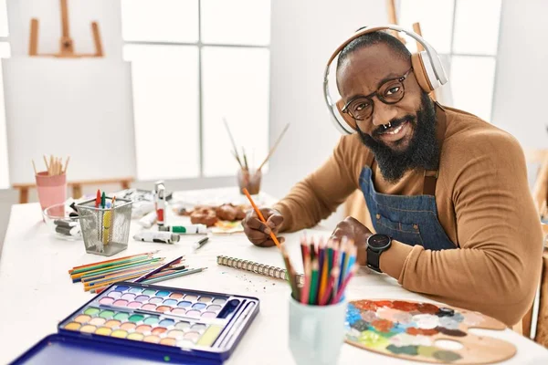 Young African American Artist Man Using Headphones Drawing Art Studio — 图库照片