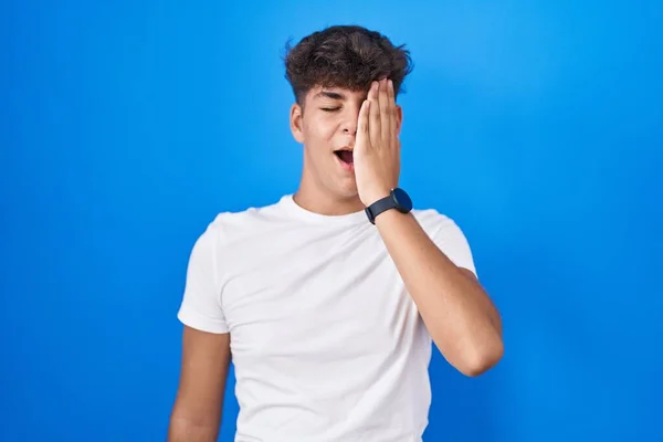 Ισπανόφωνος Έφηβος Στέκεται Πάνω Από Μπλε Φόντο Χασμουριέται Κουρασμένος Καλύπτει — Φωτογραφία Αρχείου