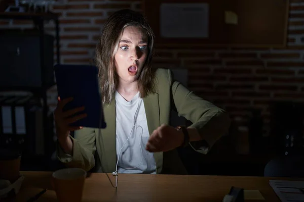 Sarışın Beyaz Bir Kadın Gece Ofiste Çalışıyor Saatine Bakıyor Endişeli — Stok fotoğraf