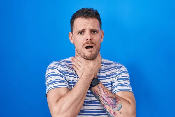 Young Hispanic Man Standing Blue Background Shouting Suffocate Because Painful — Stock Photo, Image