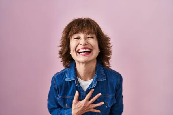 Frau Mittleren Alters Steht Über Rosa Hintergrund Lächelnd Und Lacht — Stockfoto