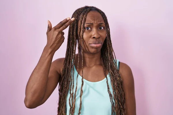 Afro Amerikalı Bir Kadın Pembe Arka Planda Durup Kendini Parmaklarını — Stok fotoğraf