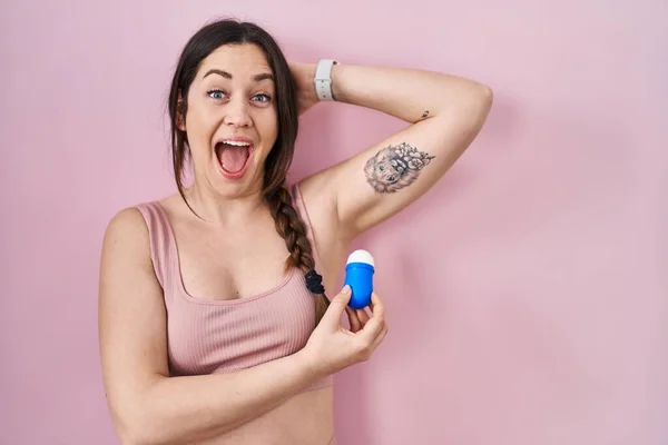 Mujer Morena Joven Usando Roll Desodorante Celebrando Loco Sorprendido Por — Foto de Stock
