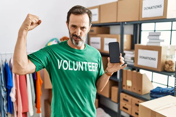 Hombre Mediana Edad Con Barba Con Camiseta Voluntaria Sosteniendo Teléfono —  Fotos de Stock