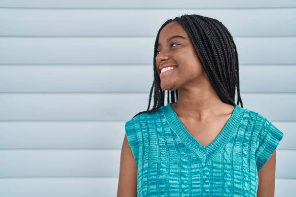 Mujer Afroamericana Sonriendo Confiada Mirando Hacia Lado Sobre Fondo Blanco — Foto de Stock