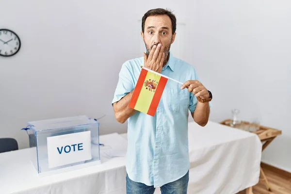 Homem Meia Idade Com Barba Eleição Campanha Política Segurando Bandeira — Fotografia de Stock