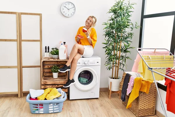 Jong Blond Meisje Doet Wasserij Drinken Koffie Thuis — Stockfoto