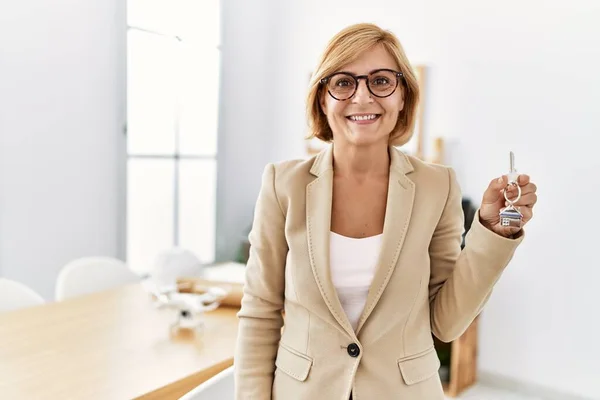 Mujer Rubia Mediana Edad Sosteniendo Llave Nueva Casa Trabajo Estudio —  Fotos de Stock