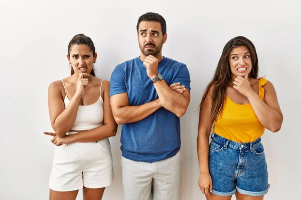 Grupp Unga Latinamerikaner Står Över Isolerad Bakgrund Tänkande Orolig För — Stockfoto