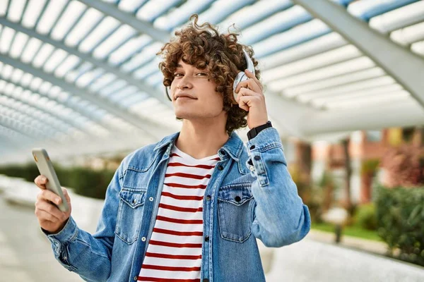 Genç Spanyol Adam Şehirde Akıllı Telefondan Müzik Dinliyor — Stok fotoğraf