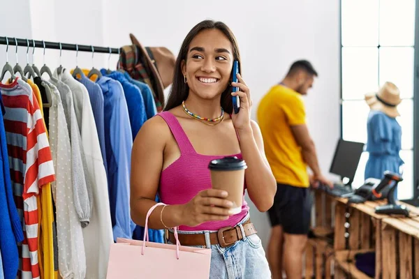 Молодая Латинская Клиентка Улыбается Счастливо Разговаривая Смартфоне Магазине Одежды — стоковое фото