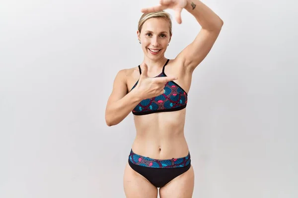 Jonge Blonde Vrouw Met Een Sportieve Bikini Een Geïsoleerde Achtergrond — Stockfoto