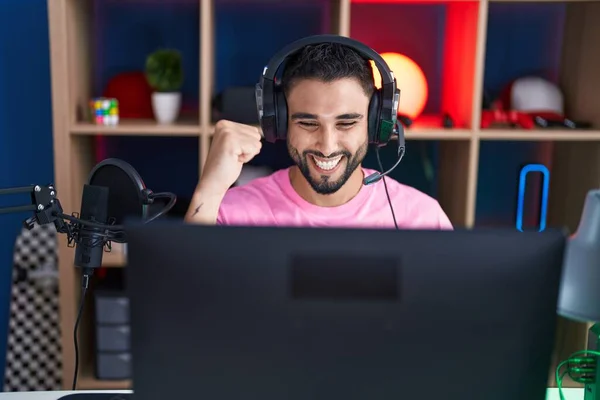 Молодой Араб Стример Играет Видеоигру Выражением Победителя Игровой Комнате — стоковое фото