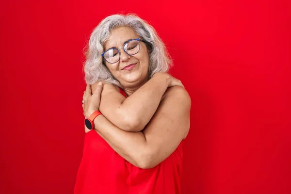 Middle Age Woman Grey Hair Standing Red Background Hugging Oneself — Stock Photo, Image