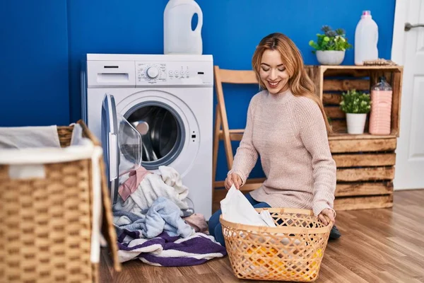 Çamaşır Odasında Kendine Güvenen Genç Bir Kadın Çamaşır Yıkıyor — Stok fotoğraf